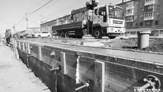 Ремонт улично-дорожной сети в Новосибирске развернулся с началом теплого сезона; дополнительное финансирование позволит привести в порядок больше городских магистралей и тротуаров. Фото: Андрей Заржецкий