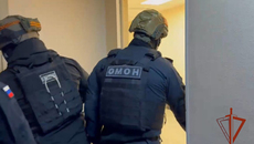 Сотрудники ОМОН «Сибирь» Управления Росгвардии по Новосибирской области оказали содействие коллегам из отдела экономической безопасности и противодействия коррупции Управления МВД России по городу Новосибирску, а также региональной прокуратуры в пресечении деятельности незаконного игорного заведения, расположенного на улице Покрышкина. С указанного адреса правоохранители изъяли более 20 мониторов, 21 клавиатуру, а также деньги в сумме более 40 тысяч рублей. Установлены и задержаны 22-летняя администратор и 47-летний охранник игорного зала. Возбуждено уголовное дело. Фото: 54.rosguard.gov.ru