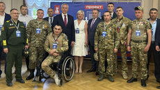 Фото на память: участники регионального парламентского проекта «В одной команде со СВОими» вместе с губернатором Андреем Травниковым и председателем Законодательного собрания региона Андреем Шимкивом. Фото: пресс-служба Законодательного собрания Новосибирской области