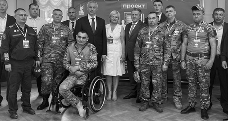 Фото на память: участники регионального парламентского проекта «В одной команде со СВОими» вместе с губернатором Андреем Травниковым и председателем Законодательного собрания региона Андреем Шимкивом. Фото: пресс-служба Законодательного собрания Новосибирской области