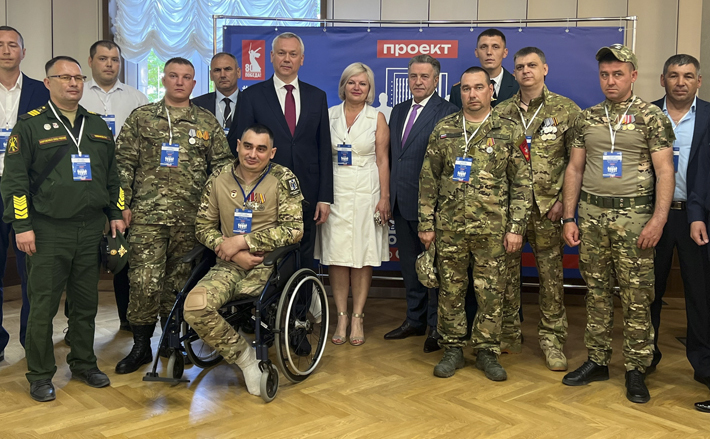 Фото на память: участники регионального парламентского проекта «В одной команде со СВОими» вместе с губернатором Андреем Травниковым и председателем Законодательного собрания региона Андреем Шимкивом. Фото: пресс-служба Законодательного собрания Новосибирской области