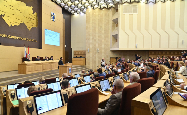 Доклад главы регионального минэконома Льва Решетникова об изменении критериев предоставления земельных участков без торгов для реализации масштабных инвестиционных проектов вызвал на сессии Законодательного собрания региона бурную дискуссию. По всей видимости, ко второму чтению законопроект будет подвергнут существенной доработке. Фото: nso.ru
