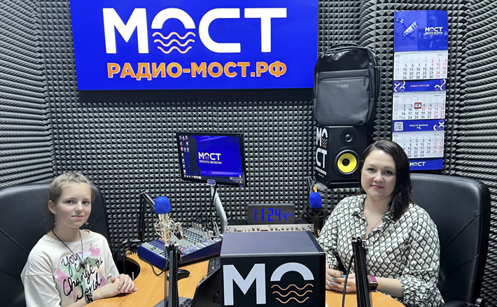В жюри проекта-конкурса «Книга для Тёмы» вошли такие известные новосибирские детские писатели, как Николай Зайков, Наталья Берязева, Алексей Ершов, Татьяна Рабцева, лауреаты различных российских литературных конкурсов, москвичи Анна Вербовская, Екатерина Тимашпольская, Евгения Бахурова, а также президент Института социальной стратегии и тактики Татьяна Брилякова. На снимке: героиня второго тома Алёна Титова (слева). Фото: Артём Фадеев