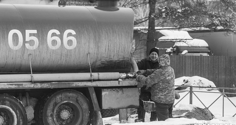 Ассенизационная машина — вещь нужная и полезная, особенно при отсутствии центральной канализации. Сегодня в районах их катастрофически не хватает. Фото: Андрей Заржецкий