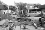 Это разрытие в Калининском районе, напротив ДДТ имени А. Гайдара, было снято 3 июня в момент проведения детского праздника. Коммунальщики были на месте и остались недовольны тем, что их работа попала в кадр. Однако именно так выглядят многие улицы города месяцами. Фото: Андрей Заржецкий
