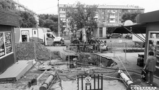 Это разрытие в Калининском районе, напротив ДДТ имени А. Гайдара, было снято 3 июня в момент проведения детского праздника. Коммунальщики были на месте и остались недовольны тем, что их работа попала в кадр. Однако именно так выглядят многие улицы города месяцами. Фото: Андрей Заржецкий