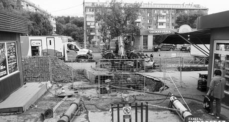 Это разрытие в Калининском районе, напротив ДДТ имени А. Гайдара, было снято 3 июня в момент проведения детского праздника. Коммунальщики были на месте и остались недовольны тем, что их работа попала в кадр. Однако именно так выглядят многие улицы города месяцами. Фото: Андрей Заржецкий