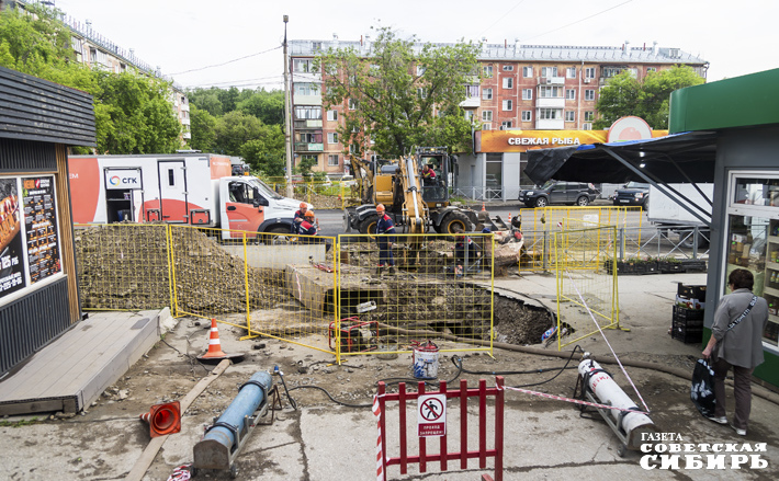 Это разрытие в Калининском районе, напротив ДДТ имени А. Гайдара, было снято 3 июня в момент проведения детского праздника. Коммунальщики были на месте и остались недовольны тем, что их работа попала в кадр. Однако именно так выглядят многие улицы города месяцами. Фото: Андрей Заржецкий