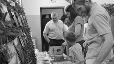 Молодые жители села Морозово проявили большой интерес к истории родного края. Выставка, приуроченная к юбилею района, вызвала большой ажиотаж. Фото: Ирина Голиченко