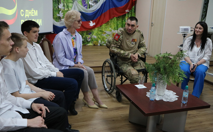Александр Карпушин потерял на войне ногу, но он и не думает сдаваться — участник СВО занимается патриотическим воспитанием молодежи. Ему есть что рассказать сегодняшним мальчишкам и девчонкам. Фото: mtsr.nso.ru