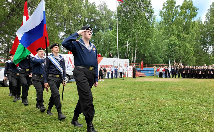 Пока что подростки, которые не могут жить без моря, только постигают азы профессии, совмещая обу­чение с отдыхом. Как знать, возможно, кто-то из них будет защищать Родину под Андреевским флагом. Фото: minobr.nso.ru
