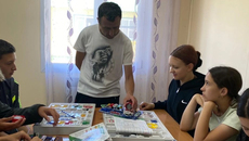 Робототехника и программирование — дело непростое, но освоить его вполне можно, было бы желание. Особенно в располагающей обстановке летнего лагеря и в приятной компании. Фото: bagan.nso.ru