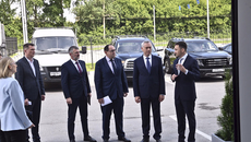 Губернатор Андрей Травников побывал на заводе «Рекорд», где выпускают комплексы фотовидеофиксации. Так как они пользуются большим спросом, производство планируют расширять. Фото: nso.ru
