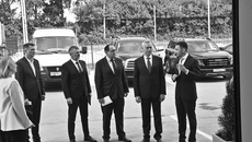 Губернатор Андрей Травников побывал на заводе «Рекорд», где выпускают комплексы фотовидеофиксации. Так как они пользуются большим спросом, производство планируют расширять. Фото: nso.ru