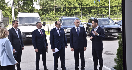 Губернатор Андрей Травников побывал на заводе «Рекорд», где выпускают комплексы фотовидеофиксации. Так как они пользуются большим спросом, производство планируют расширять. Фото: nso.ru