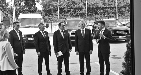 Губернатор Андрей Травников побывал на заводе «Рекорд», где выпускают комплексы фотовидеофиксации. Так как они пользуются большим спросом, производство планируют расширять. Фото: nso.ru