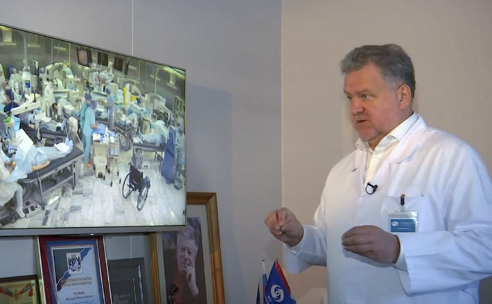 Профессор Валерий Черных утверждает, что управлять деятельностью масштабной клиники ему помогает 20-летний опыт работы в Совете депутатов города Новосибирска. Фото предоставлено пресс-службой Новосибирского филиала МНТК «Микрохирургия глаза»