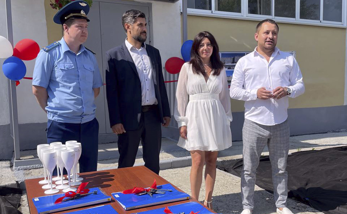 Заместитель министра строительства региона Олег Поскачин принял участие в торжественной церемонии передачи ключей и поздравил дольщиков с завершением драматичной эпопеи с инвестициями в жилье. Фото: пресс-служба правительства Новосибирской области