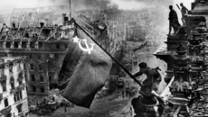 Знамя Победы над Рейхстагом. 30 апреля 1945 года. Фото Евгений Халдей