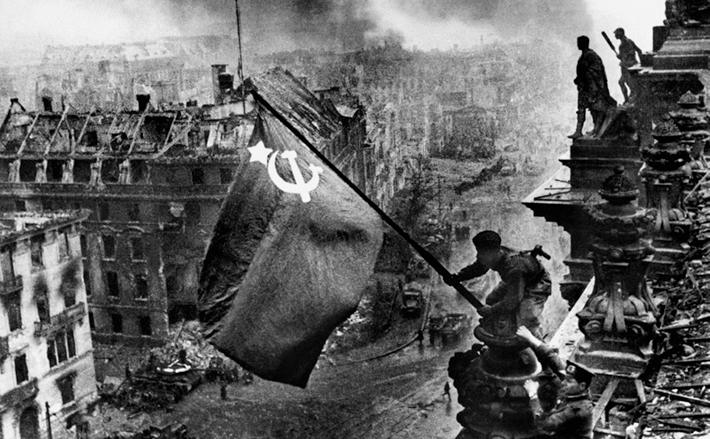 Знамя Победы над Рейхстагом. 30 апреля 1945 года. Фото Евгений Халдей