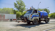 Инновационный подавитель мелкой пыли в Кировском районе распылила обычная машина, которая широко используется для мойки тротуаров, дорог и полива трамвайных путей. Фото: nstu.ru /А. Непомнящих