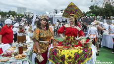 Калининский район на конкурсе представляла леди-фуршет. В складках богатого наряда красавицы прятались блюда с калиной: зефир, мармелад, пирожки и даже наливка. На закуску предлагались пряники с изображением снегирей. Фото: Андрей Заржецкий