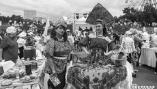 Калининский район на конкурсе представляла леди-фуршет. В складках богатого наряда красавицы прятались блюда с калиной: зефир, мармелад, пирожки и даже наливка. На закуску предлагались пряники с изображением снегирей. Фото: Андрей Заржецкий