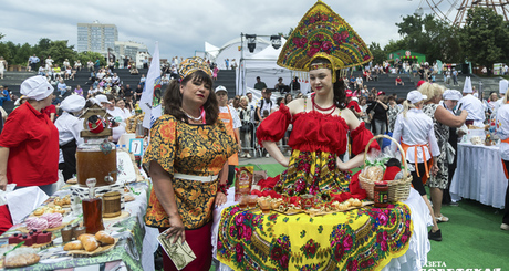 Калининский район на конкурсе представляла леди-фуршет. В складках богатого наряда красавицы прятались блюда с калиной: зефир, мармелад, пирожки и даже наливка. На закуску предлагались пряники с изображением снегирей. Фото: Андрей Заржецкий