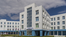 Поликлиника на улице Пролетарской площадью более 11 тысяч квадратных метров вмещает взрослое и детское отделения, травмпункт и женскую консультацию. Она может принять более 900 человек в смену. Фото: Андрей Заржецкий