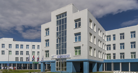 Поликлиника на улице Пролетарской площадью более 11 тысяч квадратных метров вмещает взрослое и детское отделения, травмпункт и женскую консультацию. Она может принять более 900 человек в смену. Фото: Андрей Заржецкий