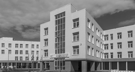 Поликлиника на улице Пролетарской площадью более 11 тысяч квадратных метров вмещает взрослое и детское отделения, травмпункт и женскую консультацию. Она может принять более 900 человек в смену. Фото: Андрей Заржецкий