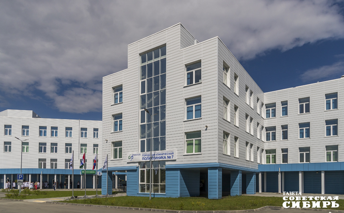 Поликлиника на улице Пролетарской площадью более 11 тысяч квадратных метров вмещает взрослое и детское отделения, травмпункт и женскую консультацию. Она может принять более 900 человек в смену. Фото: Андрей Заржецкий