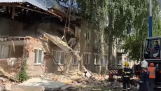 На разборе завалов пострадавшего дома в поселке Красный Яр работали более сотни спасателей, а также тяжелая техника. Фото: скриншот видео официального телеграм-канала МЧС России
