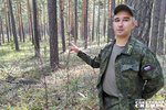 Антон Басалаев демонстрирует полностью съеденные посадки — эти сосны обгладывали несколько зим подряд. Фото: Светлана Фролова