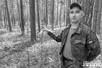 Антон Басалаев демонстрирует полностью съеденные посадки — эти сосны обгладывали несколько зим подряд. Фото: Светлана Фролова