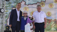 26 июня Мария Михайловна Захаренко получила заслуженную награду — звание почетного жителя Убинского района. Родилась 1 января 1943 года в селе Кожурла и посвятила свою жизнь медицине. Общий трудовой стаж в области здравоохранения — 58 лет. Начинала свой путь Мария Михайловна как главный врач Новодубровской участковой больницы, а затем работала врачом-педиатром, заведующей детским отделением и районным врачом-педиатром. С 1992 по 2022 год занимала должность заведующей инфекционным отделением. В период пандемии COVID-19 Мария Михайловна принимала больных, устанавливая первоначальный диагноз. Более тридцати пациентов ежедневно — таков был ее график в то время. Фото: госпаблик Администрации Убинского района