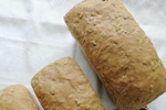 Инвалиды пытаются встроиться в рынок труда по-разному. Вкусный настоя­щий деревенский хлеб с полезными зернами печет дома бердчанка с инвалидностью. Выручает 100 рублей за булку, доход — за минусом затрат на сырье — мизерный. Но 60-летняя женщина и этому рада: 600 рублей к пенсии в 16 тысяч — существенная прибавка, ведь на поддерживающие препараты уходит около семи-восьми тысяч в месяц. Фото: Юлия Назаренко