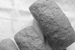 Инвалиды пытаются встроиться в рынок труда по-разному. Вкусный настоя­щий деревенский хлеб с полезными зернами печет дома бердчанка с инвалидностью. Выручает 100 рублей за булку, доход — за минусом затрат на сырье — мизерный. Но 60-летняя женщина и этому рада: 600 рублей к пенсии в 16 тысяч — существенная прибавка, ведь на поддерживающие препараты уходит около семи-восьми тысяч в месяц. Фото: Юлия Назаренко