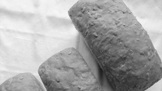 Инвалиды пытаются встроиться в рынок труда по-разному. Вкусный настоя­щий деревенский хлеб с полезными зернами печет дома бердчанка с инвалидностью. Выручает 100 рублей за булку, доход — за минусом затрат на сырье — мизерный. Но 60-летняя женщина и этому рада: 600 рублей к пенсии в 16 тысяч — существенная прибавка, ведь на поддерживающие препараты уходит около семи-восьми тысяч в месяц. Фото: Юлия Назаренко