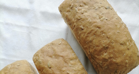 Инвалиды пытаются встроиться в рынок труда по-разному. Вкусный настоя­щий деревенский хлеб с полезными зернами печет дома бердчанка с инвалидностью. Выручает 100 рублей за булку, доход — за минусом затрат на сырье — мизерный. Но 60-летняя женщина и этому рада: 600 рублей к пенсии в 16 тысяч — существенная прибавка, ведь на поддерживающие препараты уходит около семи-восьми тысяч в месяц. Фото: Юлия Назаренко