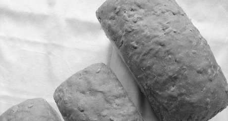 Инвалиды пытаются встроиться в рынок труда по-разному. Вкусный настоя­щий деревенский хлеб с полезными зернами печет дома бердчанка с инвалидностью. Выручает 100 рублей за булку, доход — за минусом затрат на сырье — мизерный. Но 60-летняя женщина и этому рада: 600 рублей к пенсии в 16 тысяч — существенная прибавка, ведь на поддерживающие препараты уходит около семи-восьми тысяч в месяц. Фото: Юлия Назаренко