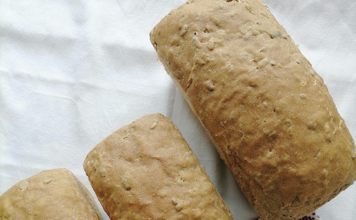 Инвалиды пытаются встроиться в рынок труда по-разному. Вкусный настоящий деревенский хлеб с полезными зернами печет дома бердчанка с инвалидностью. Выручает 100 рублей за булку, доход — за минусом затрат на сырье — мизерный. Но 60-летняя женщина и этому рада: 600 рублей к пенсии в 16 тысяч — существенная прибавка, ведь на поддерживающие препараты уходит около семи-восьми тысяч в месяц. Фото: Юлия Назаренко