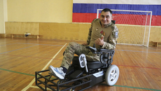 На футбольном поле ветеран СВО Александр Карпушин, восстановившийся после ранения, с товарищами по игре намерен бороться за каждый гол. Фото: mtsr.nso.ru