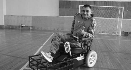 На футбольном поле ветеран СВО Александр Карпушин, восстановившийся после ранения, с товарищами по игре намерен бороться за каждый гол. Фото: mtsr.nso.ru