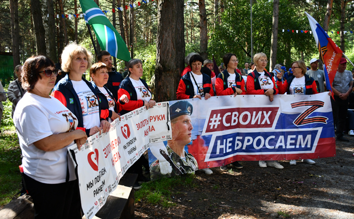 В фестивале «Патриоты Сибири — 2025» приняли участие активисты волонтерского движения «Золотые руки ангела», которые изготавливают тактические носилки, эвакуационные стропы, фронтовые печки, аптечки и другие необходимые нашим бойцам вещи. Фото: minregion.nso.ru
