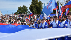 На Михайловской набережной под звуки гимна развернули огромное полотнище российского стяга. Фото предоставлено Центром патриотического воспитания