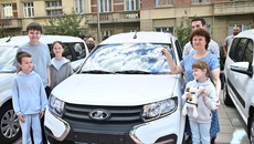 Традиция вручать машины многодетным семьям, в которых воспитываются семь и более детей, появилась по инициативе общественных организаций при поддержке губернатора и правительства Новосибирской области в 2012 году. Фото: nso.ru