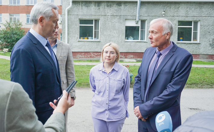 В беседе с главврачом Куйбышевской ЦРБ Евгением Васильевым губернатор Андрей Травников обсудил в том числе и проблему кадров. Сегодня в стационаре не хватает акушеров-гинекологов, терапевтов, окулистов, других узких специалистов. Фото: kainsk.nso.ru