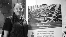 Литературную гостиную сопровож­дала передвижная выставка, которая впервые открылась в новосибирском метро и теперь путешествует по районам области. Многие из участников проекта в первый раз попали внутрь легендарного водонапорного сооружения, поэтому литгостиную предварила краткая экскурсия. Фото: Алина Кухмарь