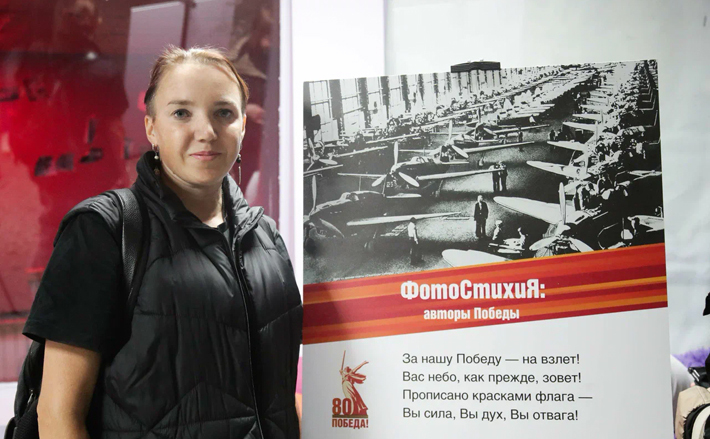 Литературную гостиную сопровождала передвижная выставка, которая впервые открылась в новосибирском метро и теперь путешествует по районам области. Многие из участников проекта в первый раз попали внутрь легендарного водонапорного сооружения, поэтому литгостиную предварила краткая экскурсия. Фото: Алина Кухмарь